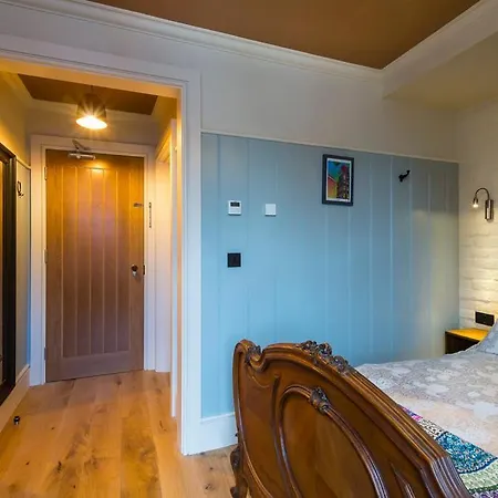 Mcgettigan's Townhouse - Olives & Figs Bistro 여관