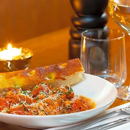 여관 Mcgettigan's Townhouse - Olives & Figs Bistro